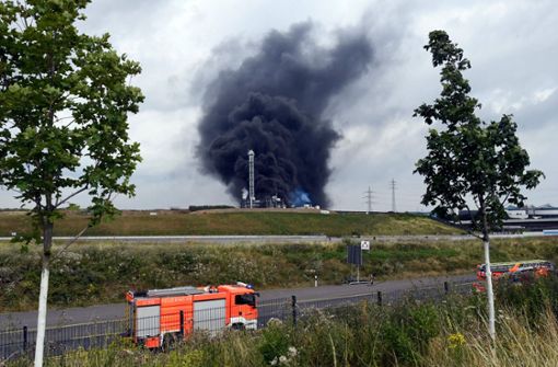 Die Rauchwolke über dem Chempark in Leverkusen war kilometerweit zu sehen. Foto: AFP/ROBERTO PFEIL