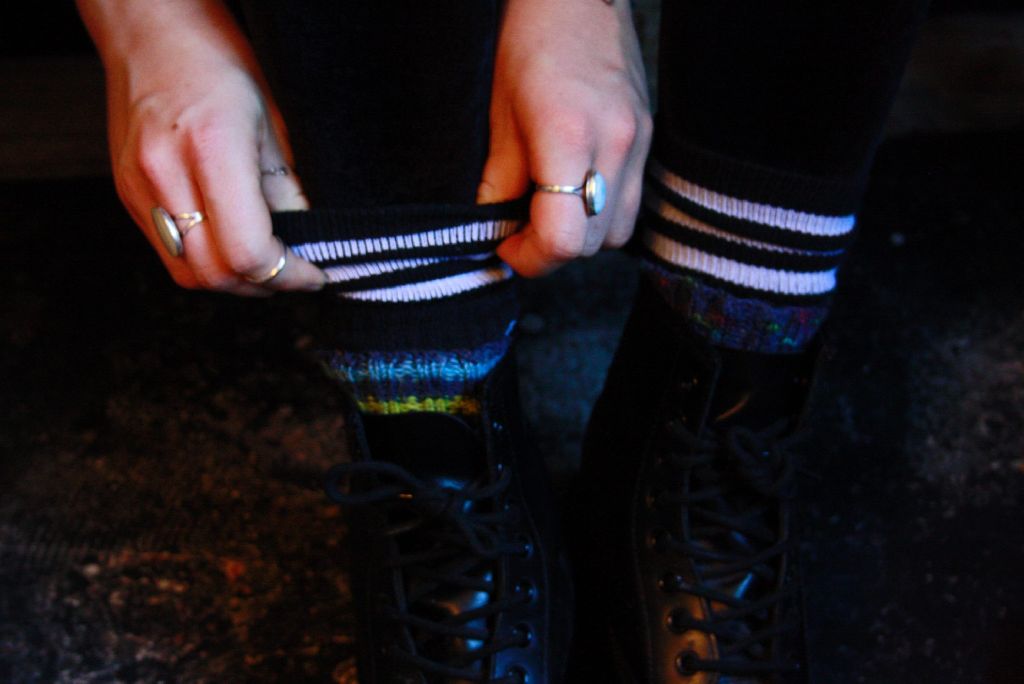 Die gestrickten Socken von Oma gehören auch zum Outfit. Die darunter gezogenen Socken von Adidas sind nur zur Zierde - und für die Wärme!