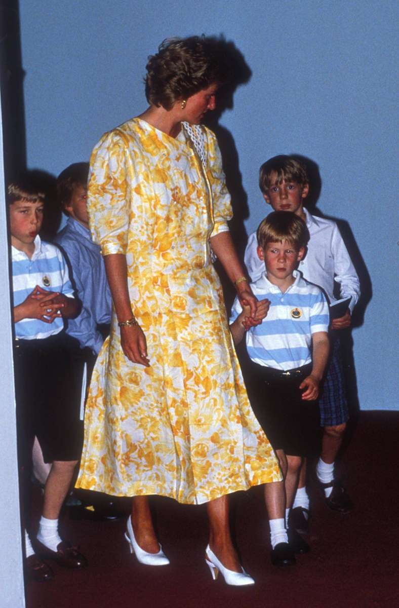 1980er Jahre: Gelbe Blumen auf weißem Grund und dazu – total Achtziger – weiße Lacklederpumps: Fertig ist Prinzessin Dianas Sommerlook.