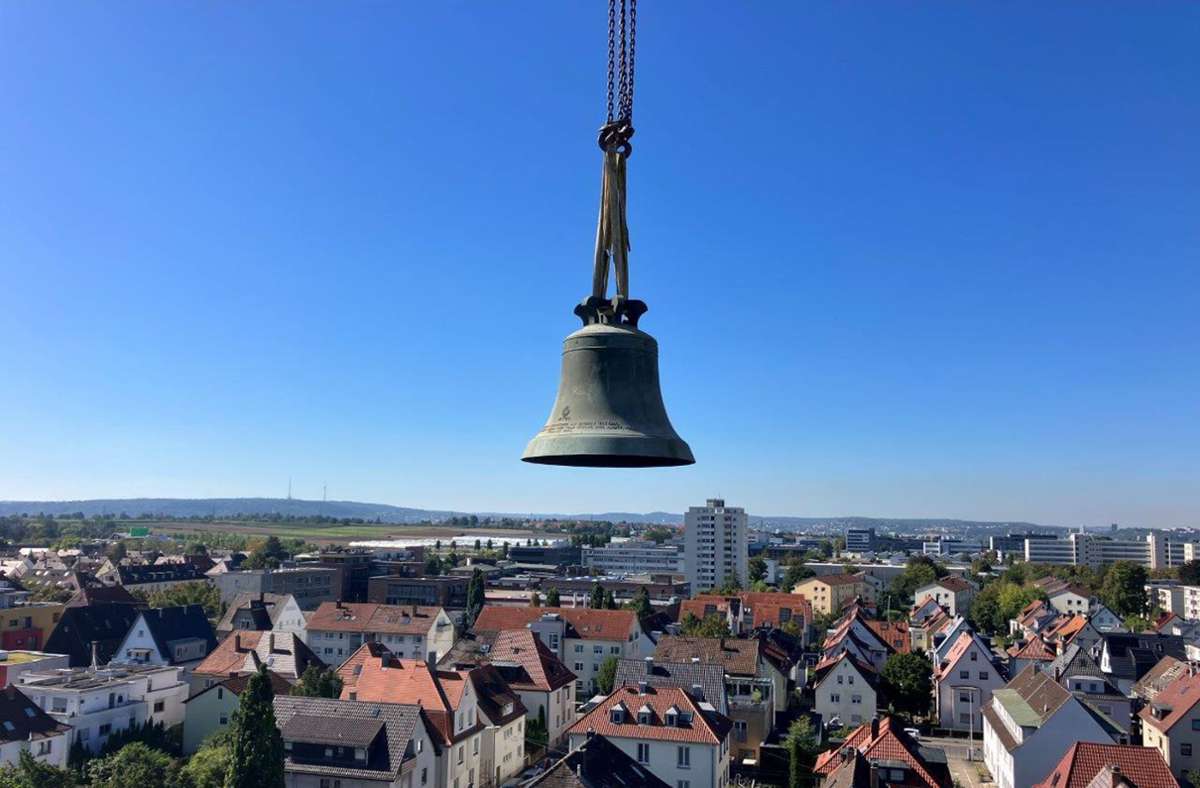Eine Glocke schwebt über Fellbach.