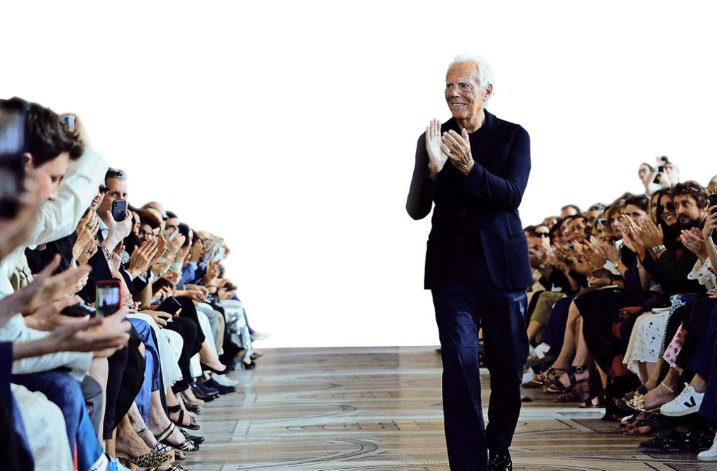 Überall auf der Welt ein gefeierter Star: der italienische Modedesigner Giorgio Armani in dem Outfit, das er zum Standard des modebewussten Mannes gemacht hat: lässig-eleganter Anzug, einfaches T-Shirt.