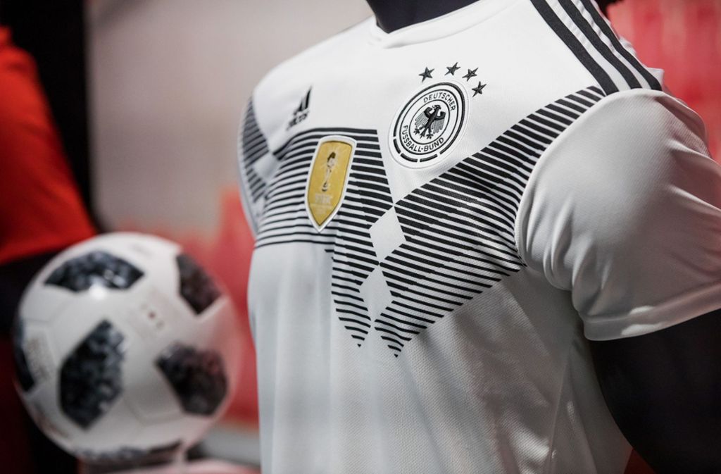 Bis zuletzt spielte das Team im Shirt, das für die WM 2018 konzipiert worden war. Es erinnerte an das Trikot des WM-Titels 1990.