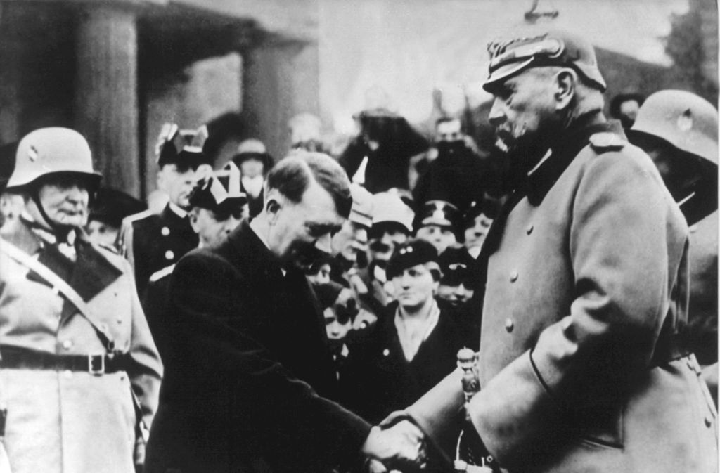 Der Namensgeber: Der neue Reichskanzler Adolf Hitler (Mitte) begrüßt Reichspräsident Paul von Hindenburg (rechts) vor dem Staatsakt in der Potsdamer Garnisonkirche am 21. März 1933.