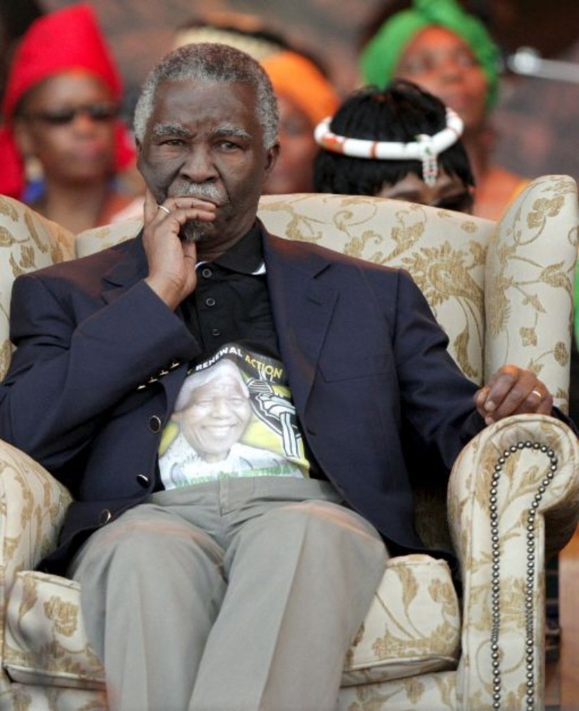 Thabo Mbeki (Foto) löst Mandela im Dezember 1997 als ANC-Präsident ab und wird am 14. Juni 1999 als Nachfolger Mandelas vom südafrikanischen Parlament zum Staatspräsidenten gewählt.