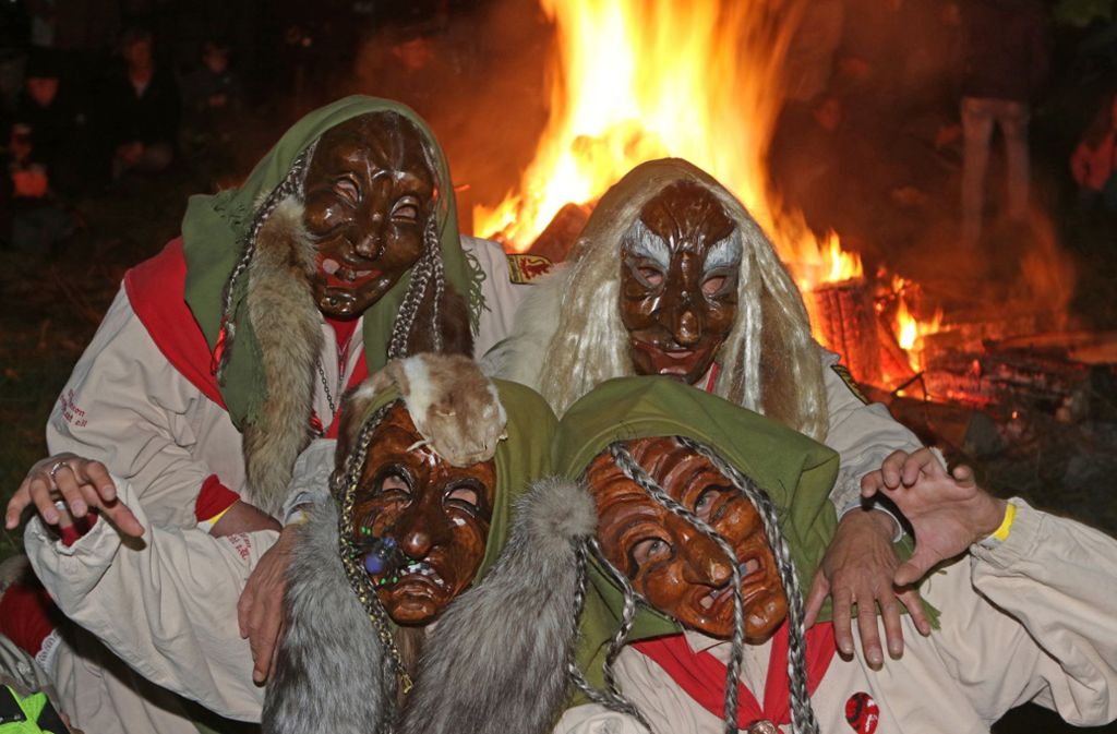 Als Hexen und Teufel verkleidete Menschen bevölkern den Harz wie hier in Schierke im Landkreis Harz in Sachsen-Anhalt. Zehntausende feierten in der Nacht zum 1. Mai das traditionelle Walpurgisfest.