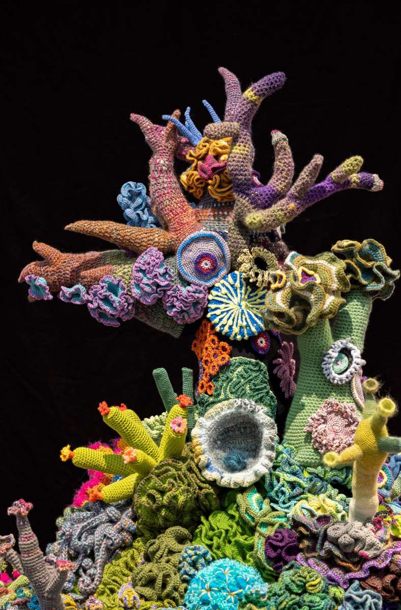 Auch bunt und künstlich: Gehäkelte Korallen als Skulptur.