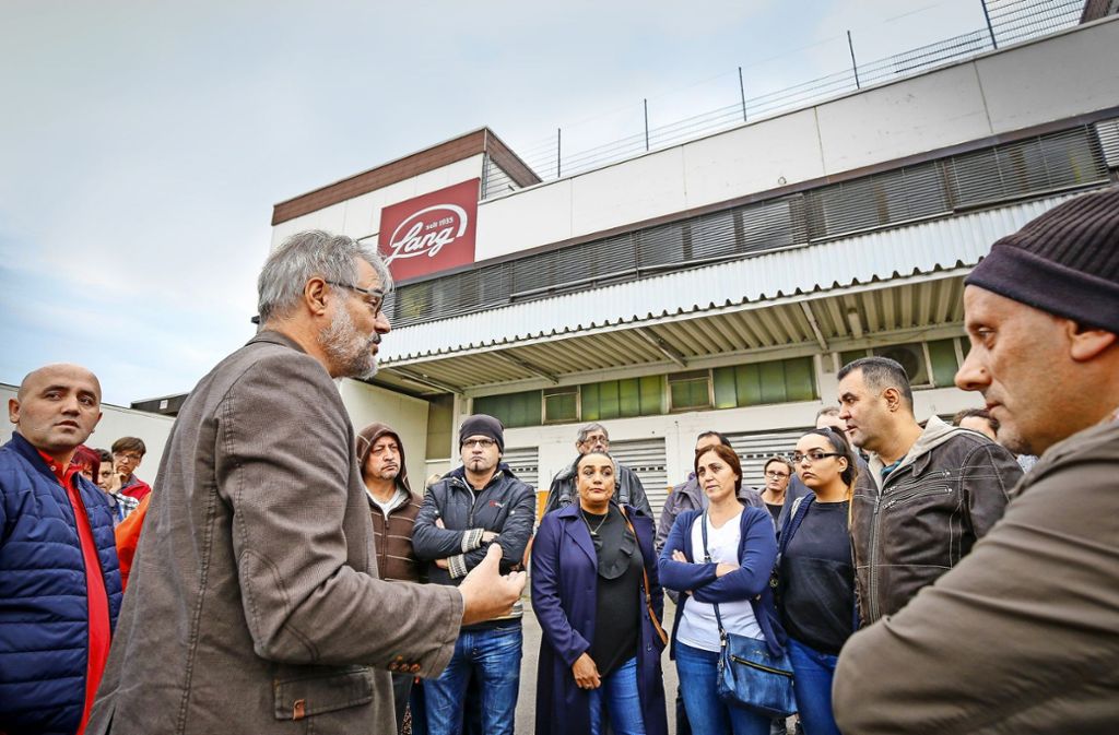 Etwa 45 Mitarbeiter der Bäckerei Lang haben in Freiberg/Neckar gestreikt. Mit dabei Hartmut Zacher, Geschäftsführer der Gewerkschaft Nahrung-Genuss-Gaststätten (vorne Mitte)