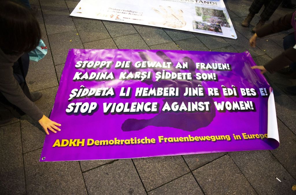 Die Demonstration des Stuttgarter Frauenbündnisses, das aus unterschiedlichen linken Parteien, Organisationen und Verbänden besteht, erregte mit den Plakaten Aufmerksamkeit in der Innenstadt.