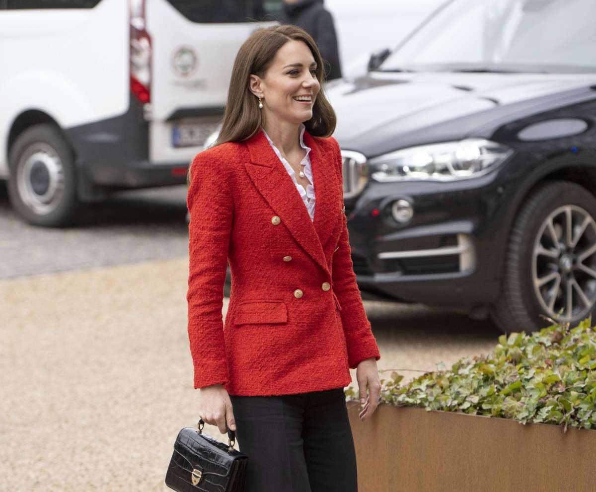 Selten ist Herzogin Kate allein im Ausland. Im Februar 2022 reist die 40-Jährige solo nach Kopenhagen. Ihr roter Blazer (eine freundliche Hommage an Dänemarks Nationalfarben) ist von Zara und kostet etwa 80 Euro.