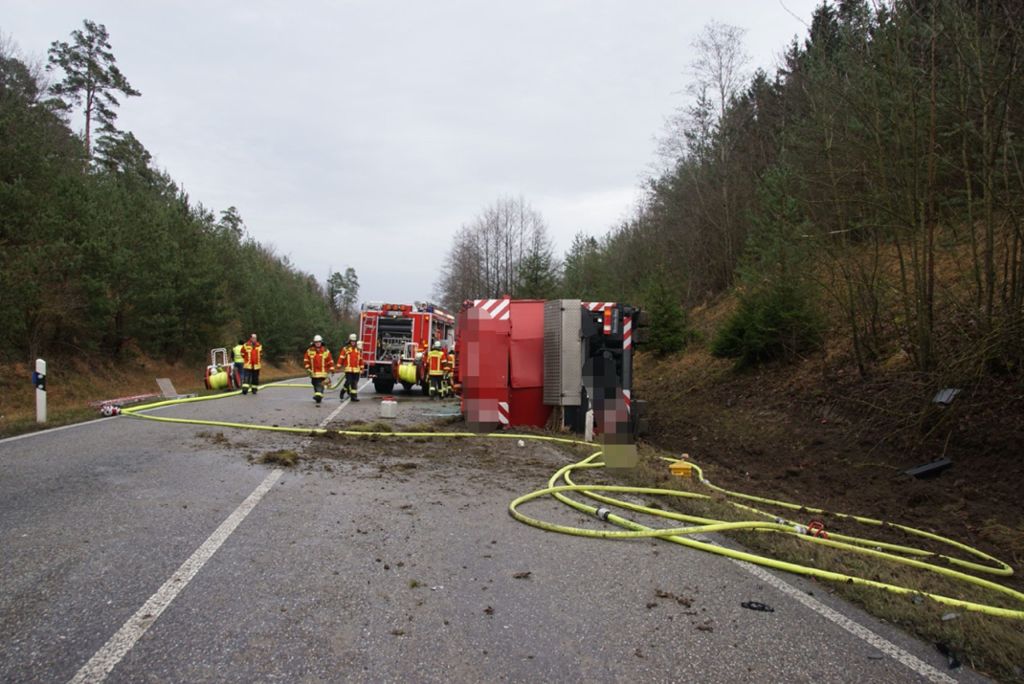 Zwei Schwerverletzte und ein Schaden von geschätzten 150 000 Euro sind die Bilanz eines Verkehrsunfalls am Mittwochvormittag auf der Bundesstraße 295.