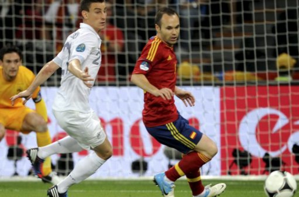 Andres Iniesta (Spanien, rechts) vom FC Barcelona