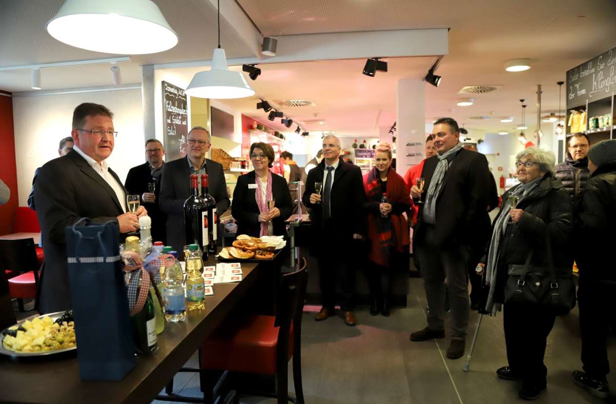 Es gab auch Wechsel der Betriebe: Tobias Maurer (links) aus Winnenden bei der Eröffnung seiner neuen Bäckereifiliale in der Fellbacher Markthalle.