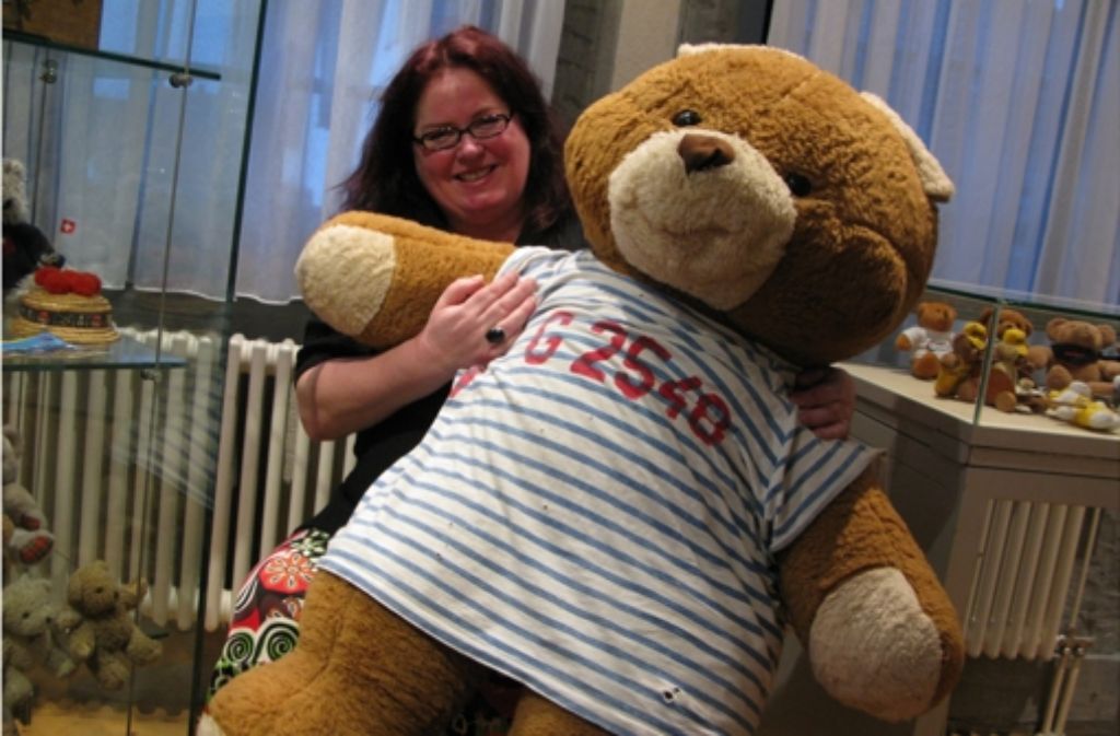 Birgit Hoss mit Ludwig, einem ihrer größten Bären.