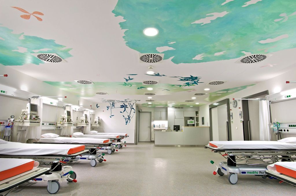 Ein Stück Natur Uwe Schäfers Deckenmalerei im Ruheraum der ambulanten Chirurgie. Foto: RBK