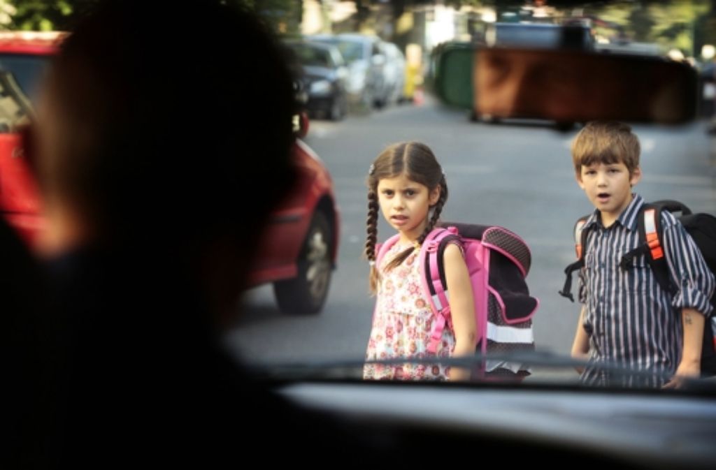 Ein Streit zwischen Eltern: Während die einen ihre Kinder zur Schule fahren wollen, fürchten andere, dass die „Elterntaxis“ die Sicherheit ihrer Kinder gefährden, die zu Fuß zur Schule gehen. Foto: dpa