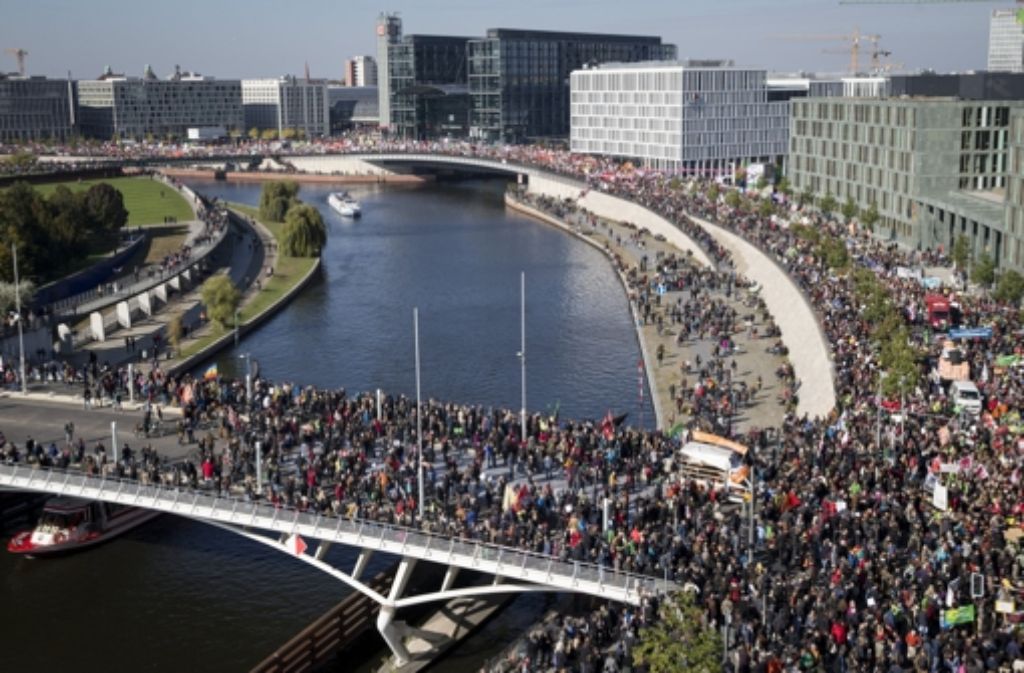 Geschätzt 45 000 Demonstranten sind am Samstag in Berlin gegen die Freihandelsabkommen TTIP und Ceta auf die Straße gegangen. Weitere beeindruckende Bilder zeigt die folgende Fotostrecke.