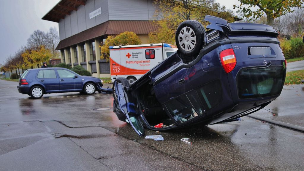 Remshalden im Rems-Murr-Kreis: Vorfahrt missachtet – Opel landet auf dem Dach