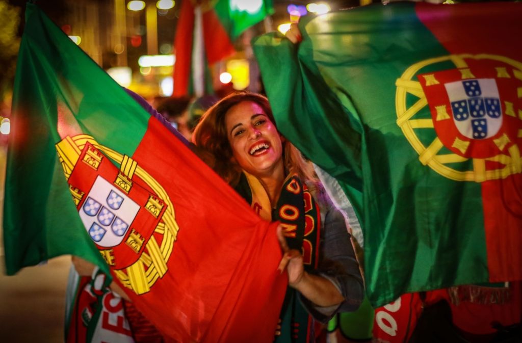 Dieser portugiesische Fan freut sich ausgelassen nach dem Sieg gegen Portugal.