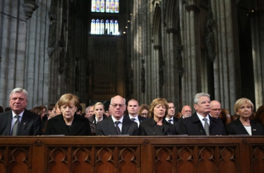 Kanzlerin Angela Merkel und Bundespräsident Joachim Gauck stehen den Opferfamilien in ihrer Trauer bei.