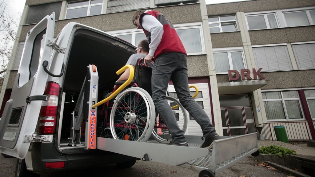  Stuttgart will eine behindertenfreundliche Stadt sein. Beim Thema Mobilität von Rollstuhlfahrern aber ist man offenbar noch längst nicht so weit. Der Fall eines Touristen mit Behinderung zeigt: Es gibt einen Mangel an Rollitaxen in der Stadt. 