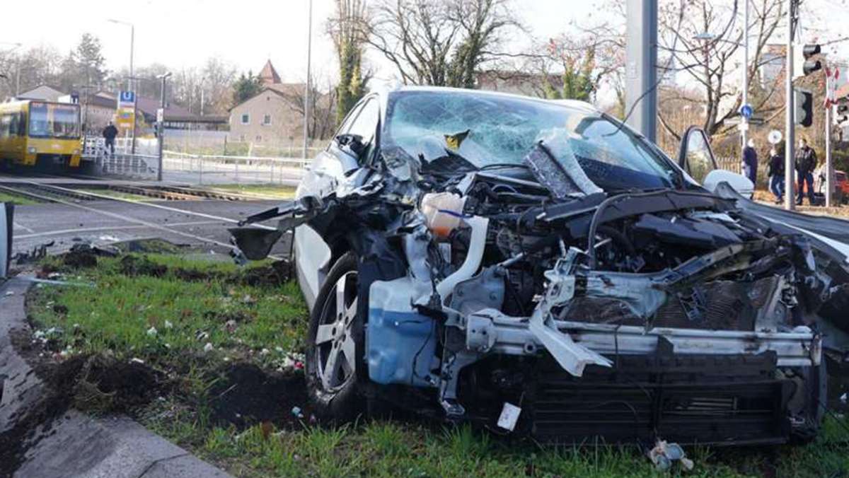  Zum wiederholten Mal kommt es in Stuttgart zu einem Stadtbahnunfall. Bei dem Crash in Bad Cannstatt missachtet ein Ford-Fahrer mutmaßlich das Rotlicht. 