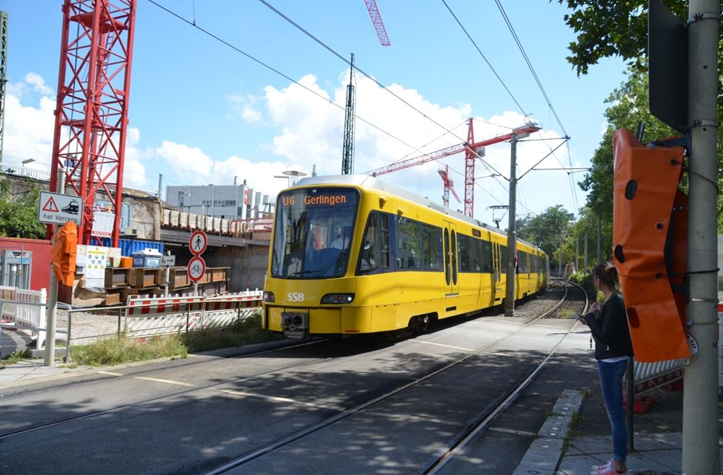 Zwischen Gerlingen und Löwen-Markt gelten die gewohnten Abfahrtszeiten der Stadtbahn während der Bauarbeiten nicht. Zwischen Feuerbach Bahnhof und Löwen-Markt fahren im Ersatzverkehr Niederflurbusse.