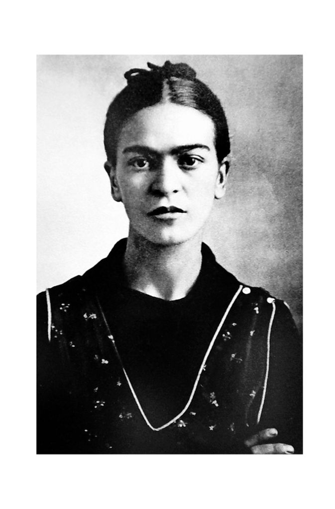 Frida Kahlo wurde am 6. Juli 1907 geboren und ist die bekannteste Malerin Mexikos. Ihre Kindheit war geprägt von Krankheiten: als Sechsjährige hatte sie Kinderlähmung und hinkte fortan. Mit 18 Jahren hatte sie einen schweren Busunfall und war monatelang ans Bett gebunden. Mit einer speziellen Staffelei, gebastelt von ihrer Mutter, malte Frida Kahlo liegend. Sie heiratete den Maler Diego Rivera und lebte mit ihm und vielen Haustieren im leuchtend blauen Haus in einem Vorort von Mexiko-Stadt. (nja)