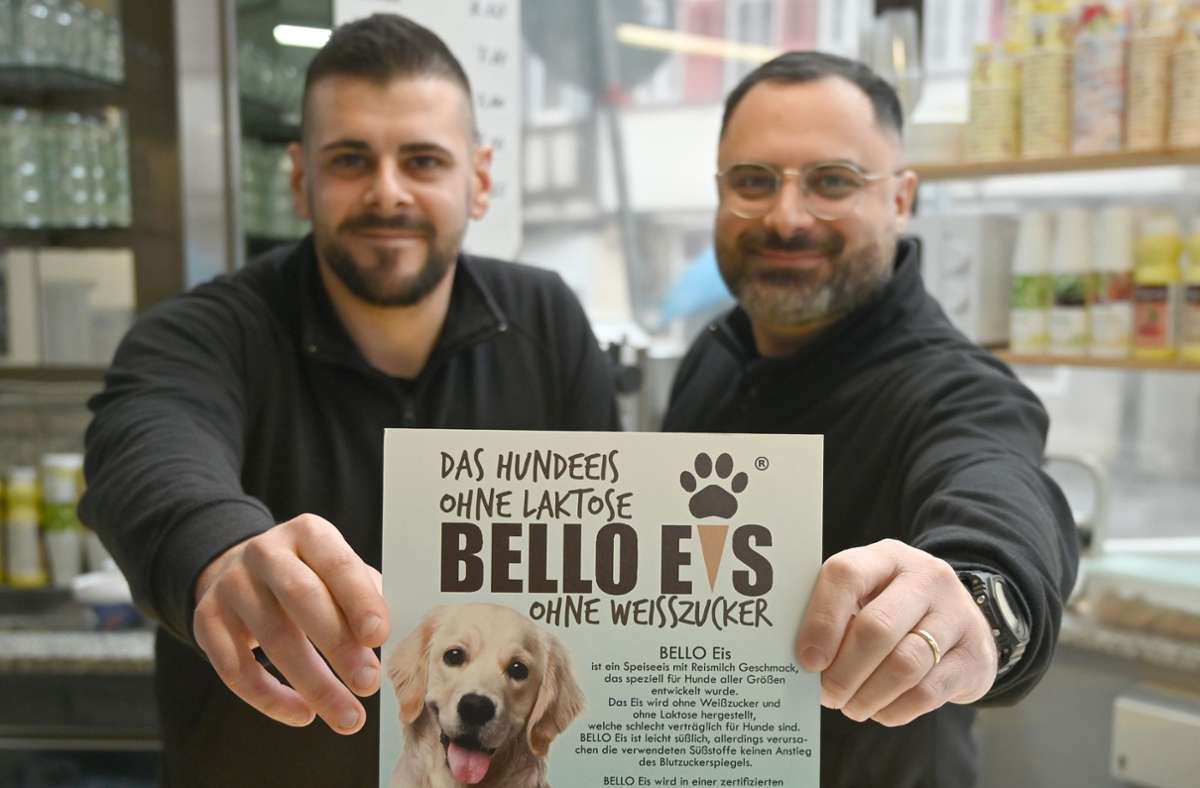 Giuseppe Amendola (links) und Davide De Paola bieten seit Kurzem in ihrem Eiscafé auch eine Sorte für Hunde an.