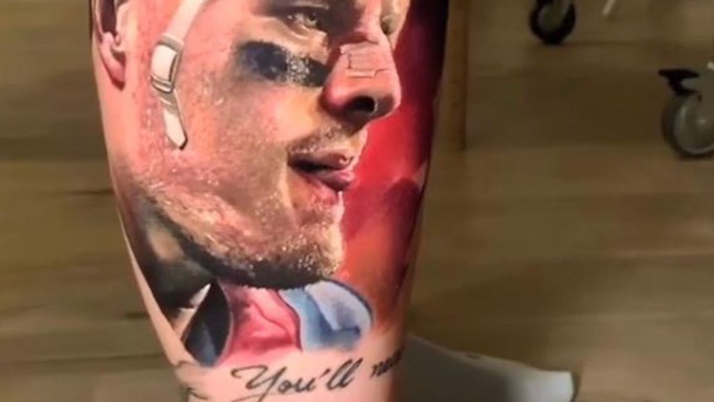 Kunstwerk auf der Wade: US-Stars feiern Football-Tattoo aus Deutschland