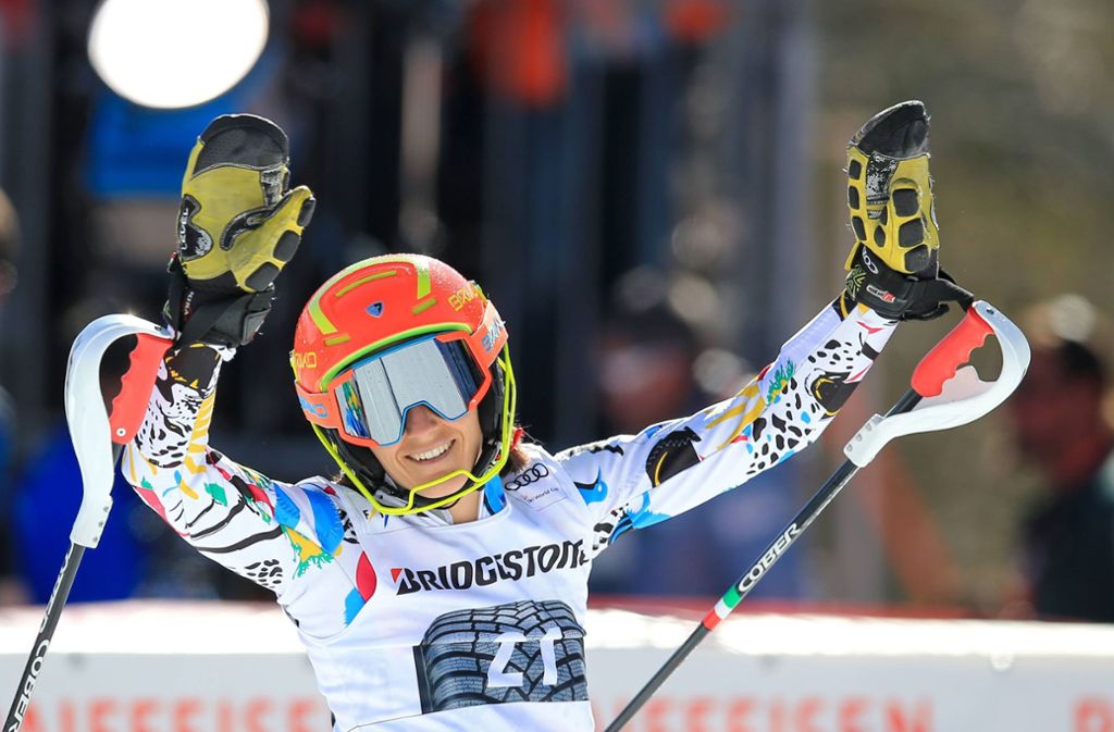 Maria Belén (37) ist das weibliche Gegenstück zu ihrem Bruder: seit Jahren die beste Skirennläuferin Südamerikas, die auf zehn Jahre Erfahrung mit über 100 Rennen im Weltcup zurückblickt. Ihre Schwester Macarena (Foto, 35) ist die Nummer zwei in Südamerika. Und dann ist da noch Angélica Maria (25). Dem Nesthäkchen, das als Einjährige erstmals auf Ski stand, blieb keine Wahl: Während der Saison wuchs sie in Europa auf und bestritt als 14-Jährige ihr erstes FIS-Rennen. Positiver Nebeneffekt des häufigen Schulwechsels: Angélica Maria spricht neben Spanisch noch vier weitere Sprachen.