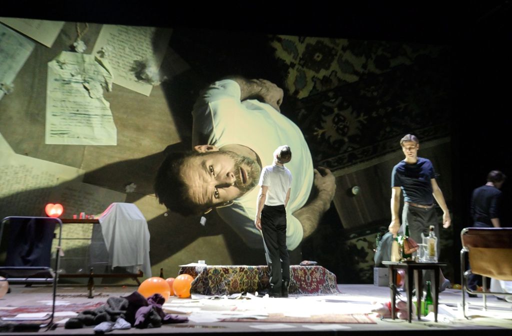 Szene aus Anton Tschechows „Iwanow“ bei der Premiere am Sonntag im Stuttgarter Schauspielhaus.