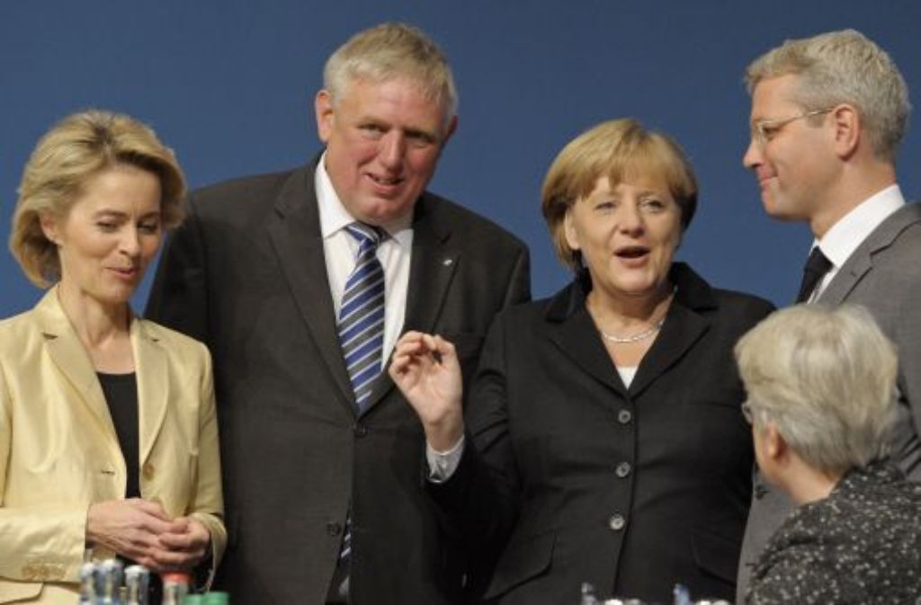 Angela Merkel unterhält sich am Montag in Leipzig auf dem 24. Bundesparteitag der CDU mit Bundesarbeitsministerin Ursula von der Leyen (CDU, links), dem Vorsitzenden der CDU-Fraktion im Landtag Nordrhein-Westfalen, Karl-Josef Laumann (2.von links), Bundesumweltminister Norbert Roettgen (CDU) und Bundesbildungsministerin Annette Schavan (CDU).