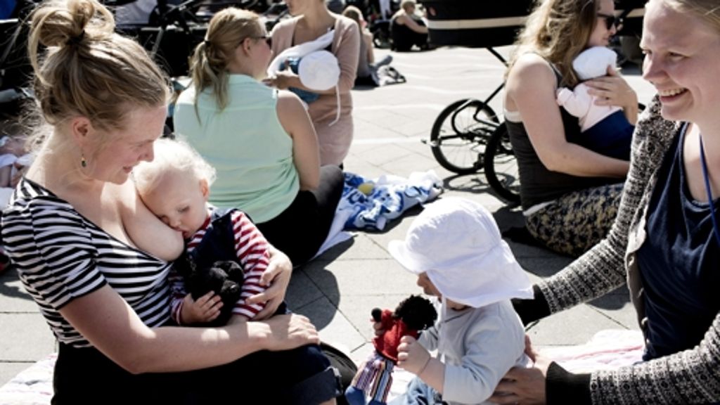 Dänische Mütter protestieren: Still-In auf dem Rathausplatz