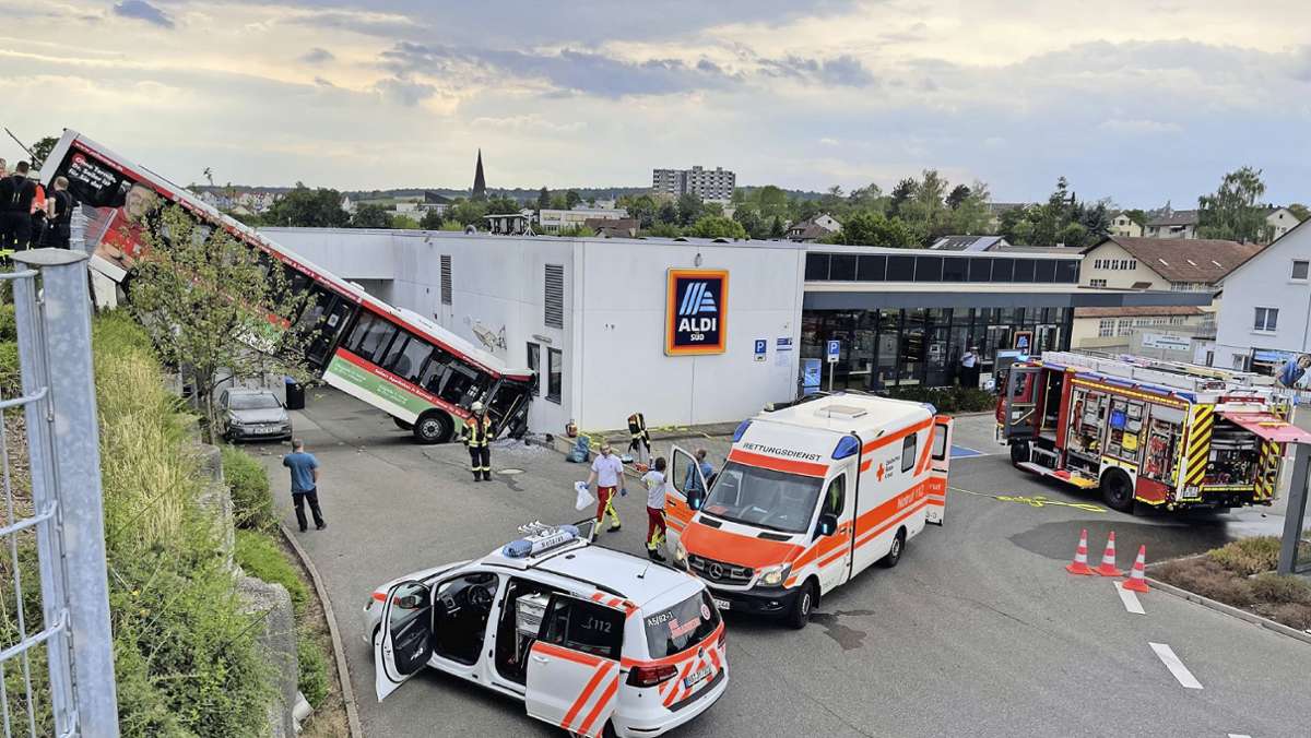 Schwerer Unfall in Herrenberg: Linienbus fällt spektakulär in die Tiefe