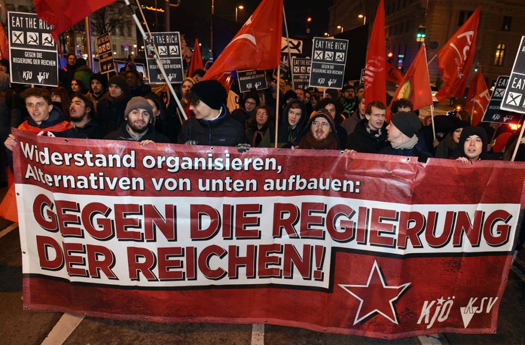 Vor den Türen der Oper demonstrierte die Kommunistische Jugend Österreichs gegen die Reichen.