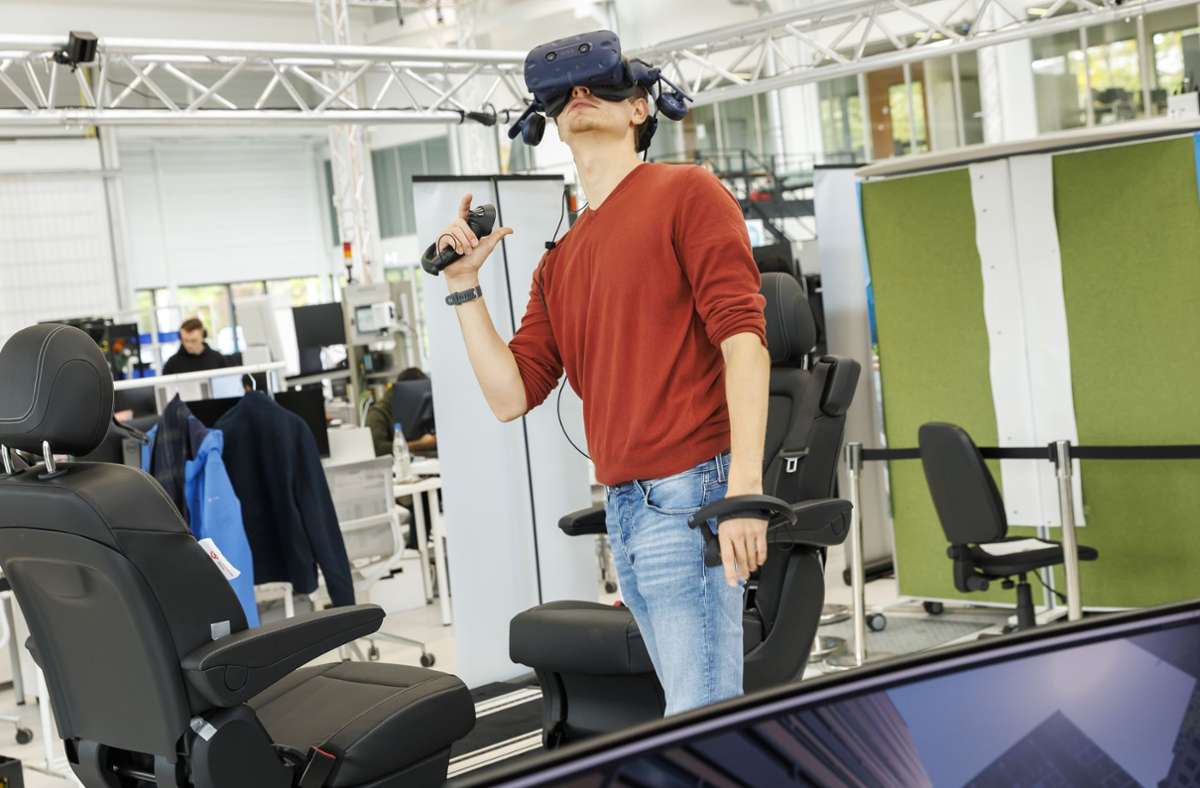 Mit einer Virtual Reality-Brille können die Forscher durch virtuelle Städte fahren. Dabei testen sie auch den Komfort eines Innenraums und Reaktionen auf Beinahe-Unfälle.
