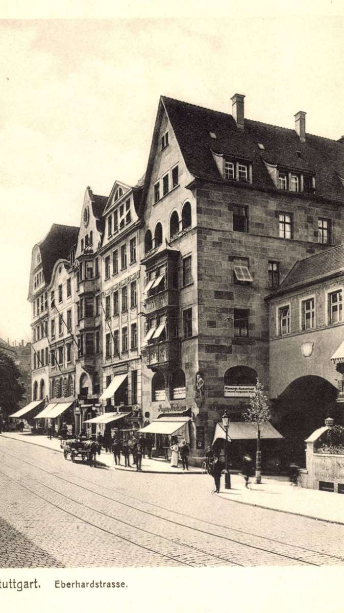 Auch die Eberhardstraße ist als Teil des Stadtkerns beim großen städtebaulichen Erhaltungs-Rundumschlag aus den 1980er Jahren unter Baubürgermeister Hansmartin Bruckmann unter Schutz gestellt worden. Hier war die alte Bausubstanz noch nicht verloren (Foto von 1935).