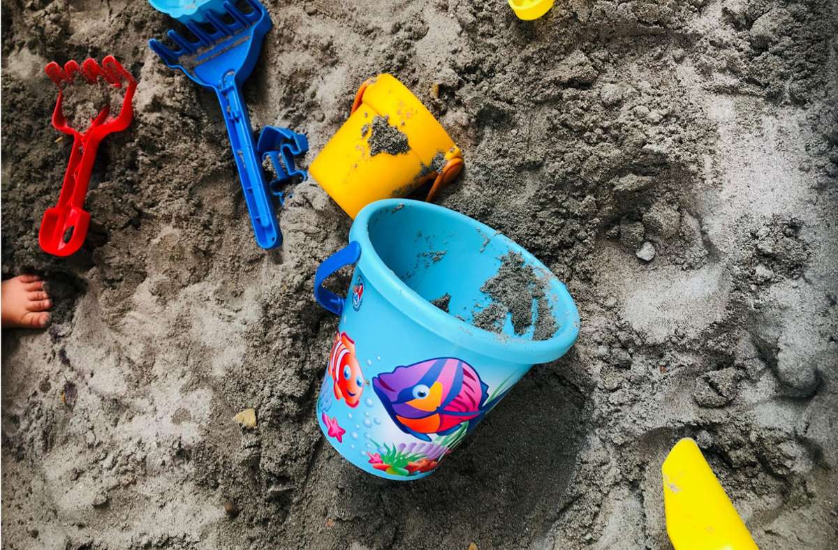 Spuren im Sand: Schaufel, Rechen und Eimer – ohne geht’s nicht. Foto: Setzer