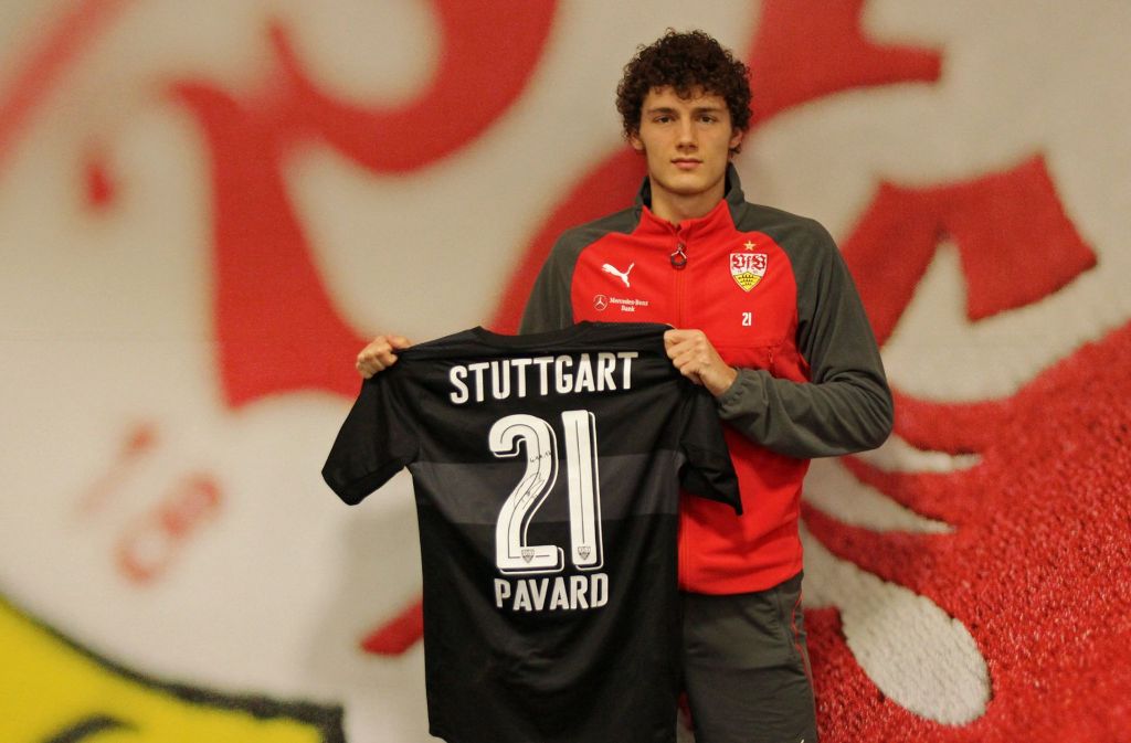 Benjamin Pavard trug sein Trikot mit der Nummer 21 in der Bundesliga-Partie gegen den Hamburger SV am 4. November 2017.