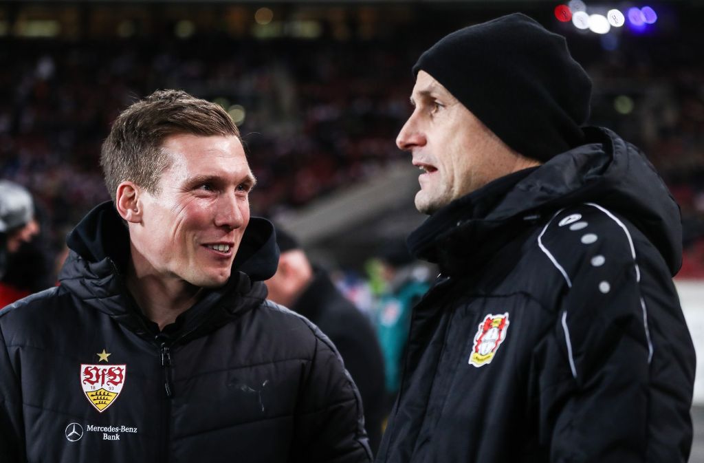 VfB-Coach Hannes Wolf plaudert vor dem Spiel mit Leverkusen-Trainer Heiko HErrlich.