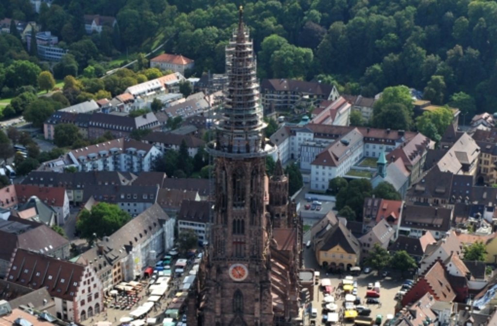 Bei der letzten Volkszählung ist Freiburg um 20 000 Einwohner auf rund 210 000 geschrumpft. Ist Volker Finke mit seiner ganzen Familie weggezogen? Punktestand: 4:1