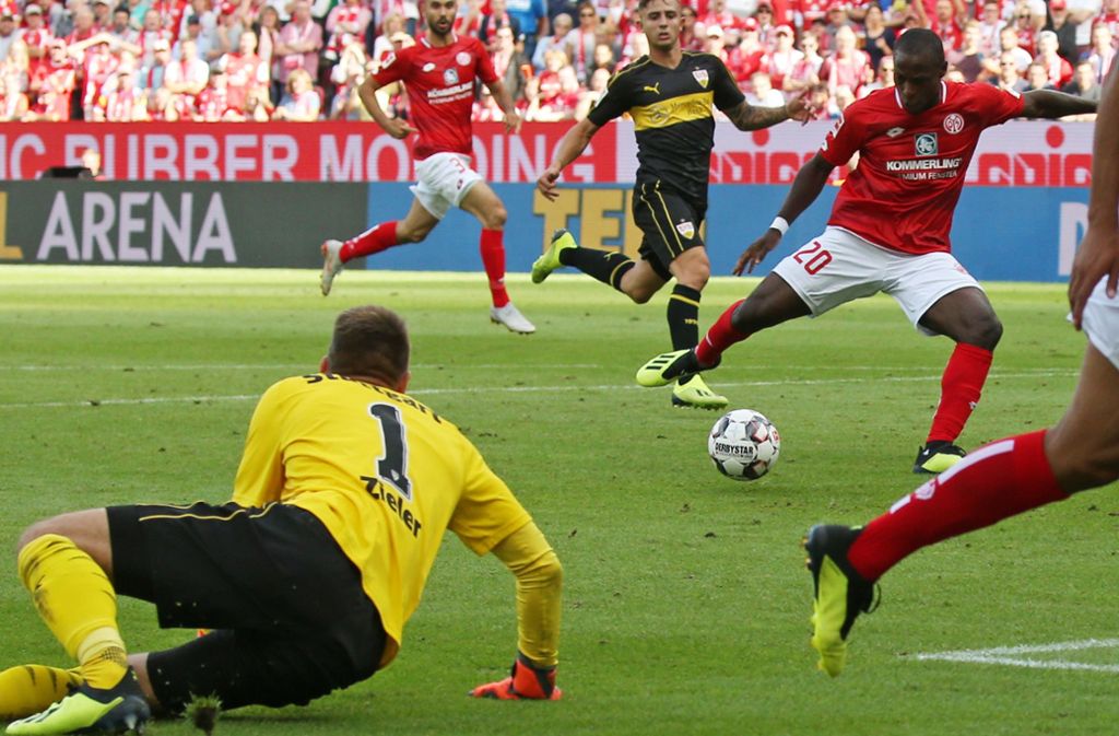 Null Punkte zum Auftakt – der VfB stand nach dem ersten Spieltag häufig ohne Zähler da. Vergangene Saison gab es am 26. August ein ärgerliches 0:1 beim FSV Mainz 05. Anthony Ujah (am Ball) erzielte das goldene Tor für die Gastgeber.