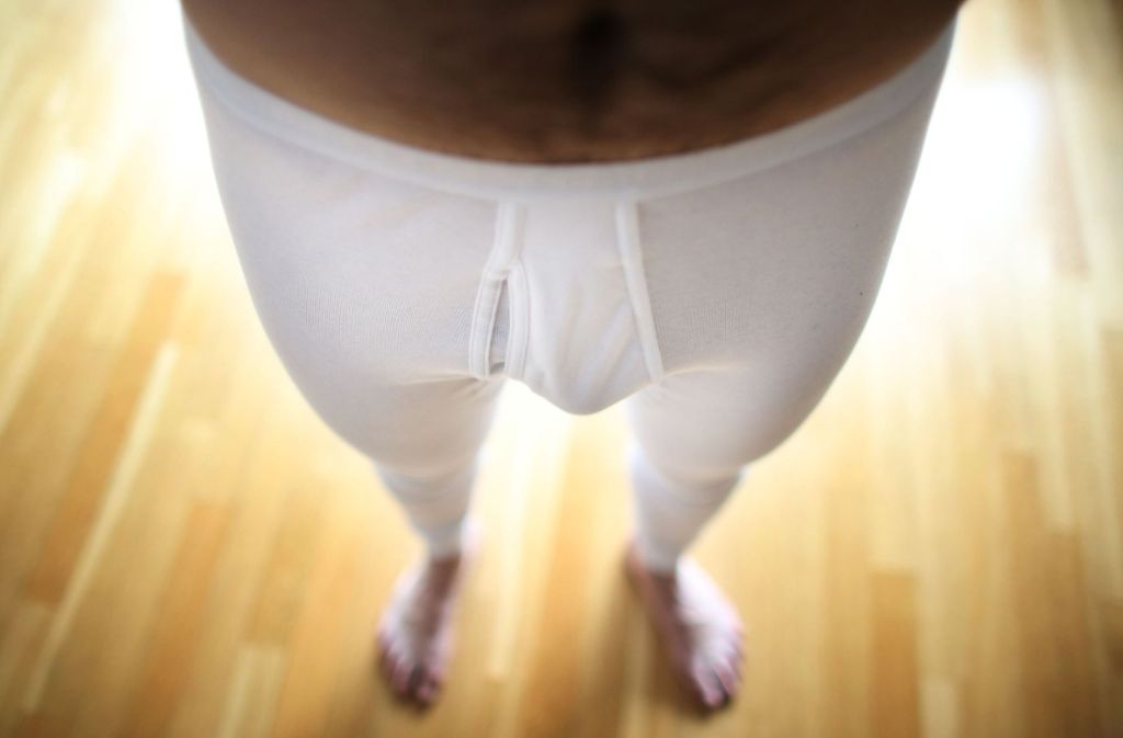 Lange Unterhose sind warm, gesund und bequem. Bewertung: Der Erotikfaktor ist mangelhaft, dafür fördert diese Underwear die Manneskraft. Note: 2.