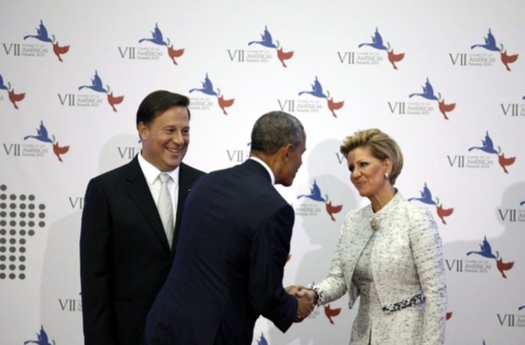 Barack Obama (Mitte) wird von Panamas Präsident Juan Carlos Varela und dessen Ehefrau Lorena Castillo begrüßt.