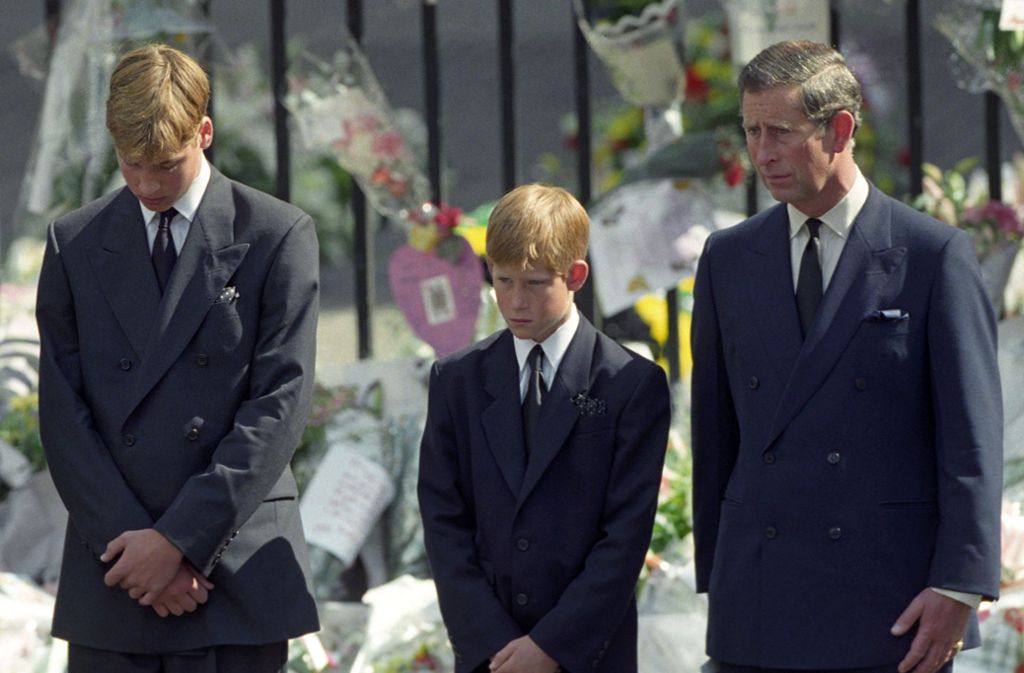William, Harry und Vater Charles vereint in Trauer vor dem Blumenmeer, das die Menschen in Gedenken an die 1997 verstorbene Prinzessin vor dem Buckingham hinterlassen haben.