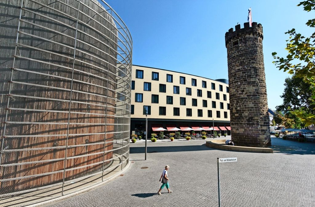 Platz am Bollwerksturm: Der alte Bollwerksturm hat Nachbarn und Atmosphäre gewonnen. Das städtische Parkhaus (links am Rand) hat 2000 den Hugo-Häring-Preis bekommen. Das Hotel Mercure (Mitte) rahmt den Platz ein.