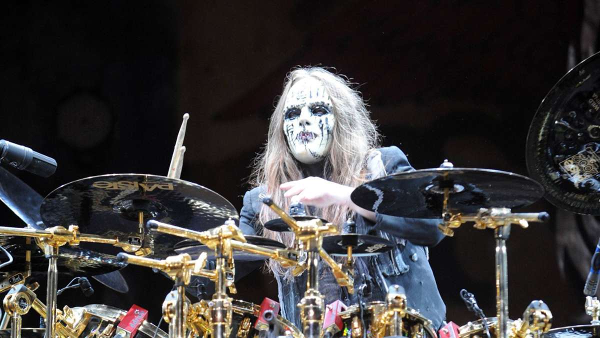  1995 hat der Schlagzeuger Joey Jordison die US-Metalband Slipknot mitbegründet, 2013 stieg er wegen einer schweren Krankheit aus. Nun ist er im Alter von 46 Jahren gestorben. 