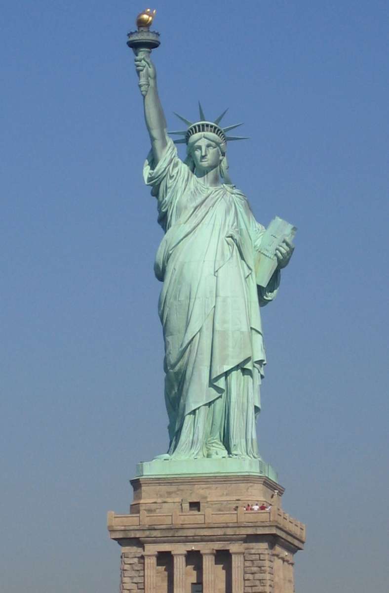 USA – Freiheitsstatue in Libertas in New York City, Gesamthöhe: 92,99 Meter, Statue: 46,05 Meter, Sockel: 46,94 Meter, Baujahr: 1886.