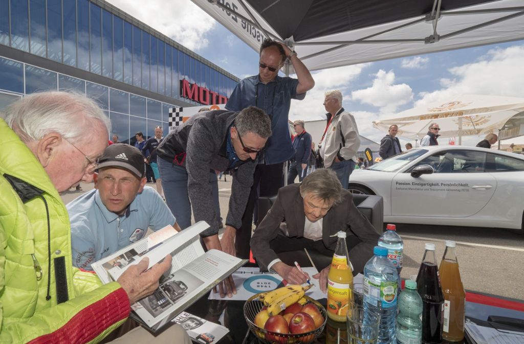 Autogrammjäger mit dem ehemaligen Porsche Rennfahrer Eberhard Mahle (li.) und dem ehemaligen Chef von Porsche Motorsport Hans Metzger (Mitte)