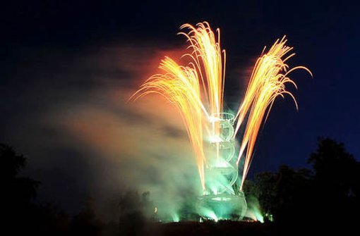 Das spekakuläre Feuerwerk bildete den Höhepunkt des 63. Lichterfestes im Höhenpark Killesberg. Aber schon davor zog das Fest die Zuschauer mit vielen Farb- und Lichtspielereien in seinen Bann... Foto: Leserfotograf cola